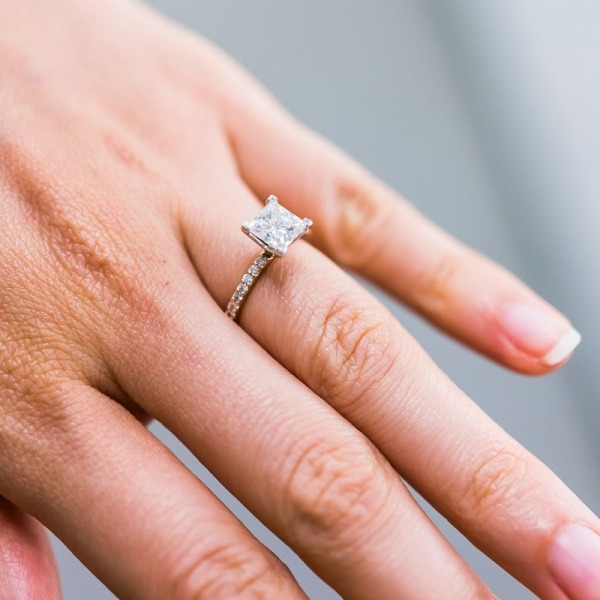 Na której ręce nosi się pierścionek zaręczynowy?