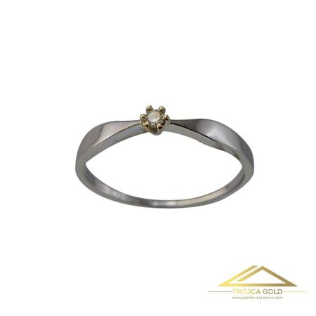 Pierścionek z białego złota z brylantem o masie 0,04 ct oraz wadze 1,38g